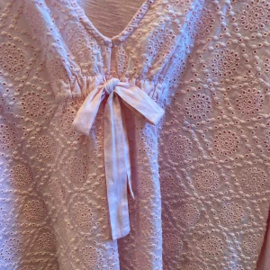  - Ljusrosa oddmolly blus med små detaljer. Enbart använd ett fåtal gånger väldigt bra skick. 