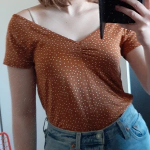 Prickig t-shirt - Helt ny med prislapp kvar. Aldrig använd bara provad. Jag bjuder på frakten.