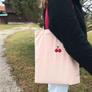  - Tygkassarna finns i 8 olika tryck. Gratis frakt i hela landet. 1 för 149kr. 2 för 249kr. 3 för 299kr. Har dragkedja och ett innerfack med dragkedja. Skicka ett meddelande för att köpa. Betalning sker via swish ❤️🧡💛💚💙💜💗❤️🧡💛💚💙💜💓❤️🧡💛💚💙💜💓