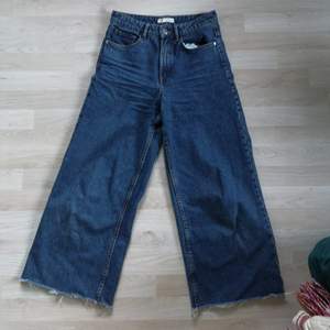 Jeans från Zara storlek 34. I fint använt skick, dom har mycket kvar att ge! ✨ Frakt tillkommer på 88kr