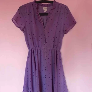  - Lila klänning med hjärtan. Från monki, strl S.  Använd men i jätte fint skick. Ganska tunt, skirt material. Normal i storleken. 80 cm från axel till slut.