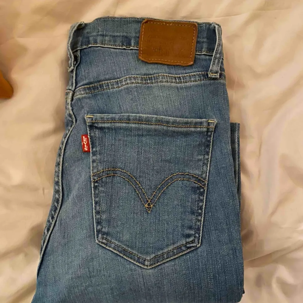 Säljer mina Levi’s Mile high skinny jeans i storlek 25/32 i mycket fint skick!! Högsta erbjudande eller 250 kronor. Är töjbara! Vid snabb affär kan jag tänka mig att stå för en del av frakten! ✨✨. Jeans & Byxor.