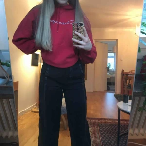  - Ett par svarta straight leg kostymbyxor med vita sömmar!🥰 Sitter perfekt i midjan på mig som är en 34-36/S! Korta i modellen för mig som är 168 cm. Oanvända, köpta i Prag! Mötas i Uppsala/frakt