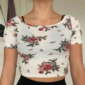  - Söt croppad topp från H&M i stolek S. Perfekt till sommaren! Köparen står för frakt, eller så möts vi någon stans i Stockholm💖