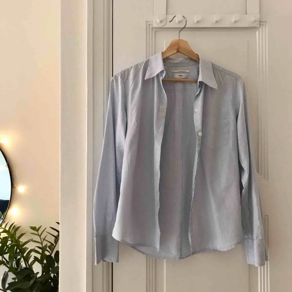 Jättefin randig skjorta från Filippa K i vitt och ljusblått. Den är tunn, luftig och sitter snyggt. Älskar den men säljer pga lite för liten :(. Skjortor.