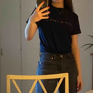  - Mörkblå T-shirt från United Colors Of Benetton. Väldigt skönt material men med några ”lösa” trådar i bokstäverna (se andra bilden). Därav priset. Bara att skriva om du undrar något💖