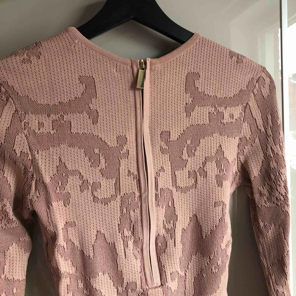 Snygg långärmad tröja från Ivyrevel. Förra ägaren har tyvärr klippt den för att få kortare modell därav lägre pris. (se bild)  Köparen står för frakt.. Tröjor & Koftor.