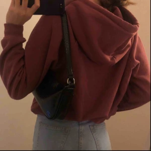 Hoodie - En hoodie ifrån BikBok i storlek S.  Använd ganska många gånger men i bra skick.  