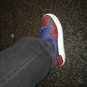  - Nike air force 1 skor med paljett rosor. Påsen på bild 2 igår till. Inköpta för ca 1700kr, mycket välbevarade  Säljer till högst budande! 