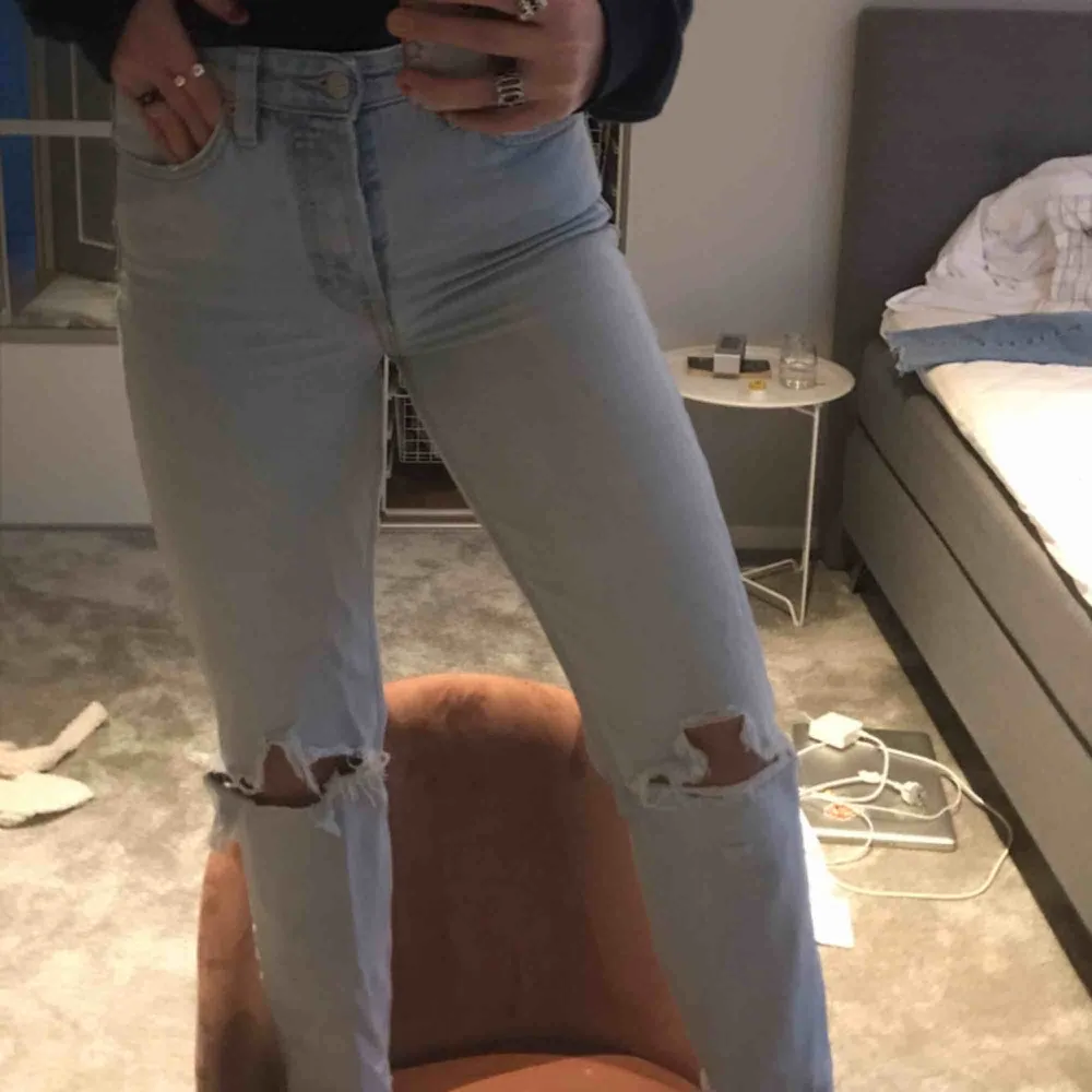 Nu säljer jag ett par ljusa jeans med hål på båda knäna ifrån H&M. Modellen vintage fit & high waist. Ankellånga till mig som är 164. Bra skick💜💜💜. Jeans & Byxor.