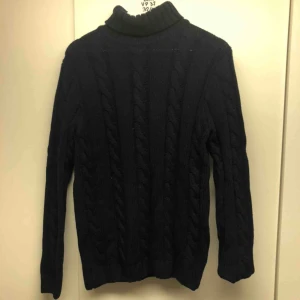  - Marinblå stickad polo tröja från Selected home  Skick 7/10 Säljes på grund av för liten 