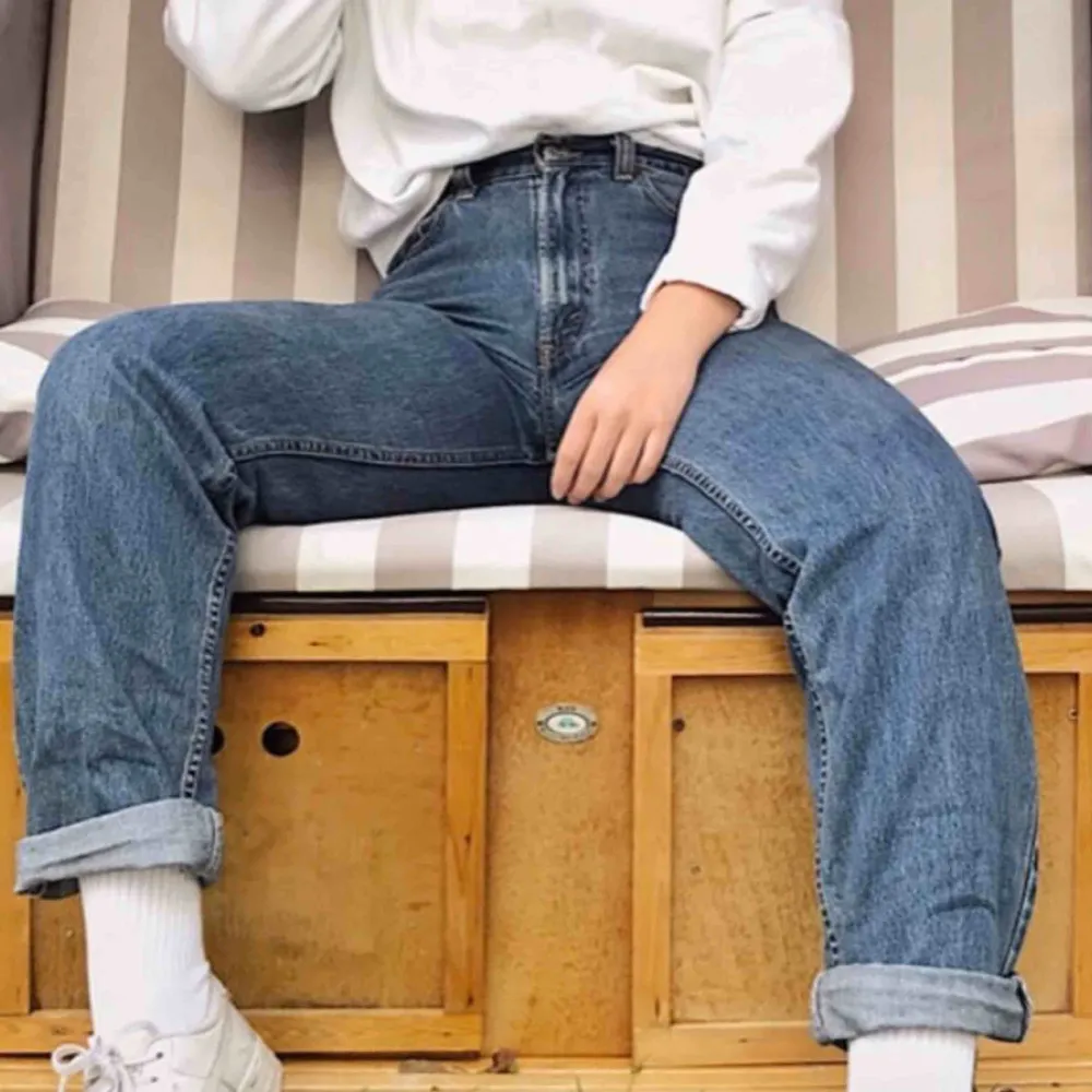 Jättebekväma högmidjade jeans från Levis (modell 550). Tyvärr för stora för mig och därför måste jag sälja. Köpta second hand men är i bra skick. Kan mötas i Lund/Malmö eller skicka mot kostnad.. Jeans & Byxor.