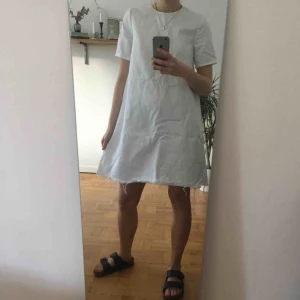  - Klänning från & other stories. Gjord på lite hårdare tyg och fransig nertill 