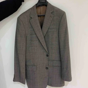  - Kavaj från Oscar Jacobsson  Modellen på bilden är 186 cm Använd cirka 5 gånger vid finare tillfällen och köpt för drygt 2 år sedan  Priset kan diskuteras Mvh Andreas 