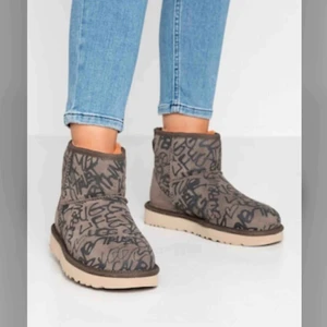  - Ett par sprillans nya UGGs. Skitsnygga och oanvända men måste sälja på grund av för liten storlek. Storlek: 39  As coola och sticker ut i mängden. Hör av dig om du har övriga frågor:) SJÄLVKLART äkta