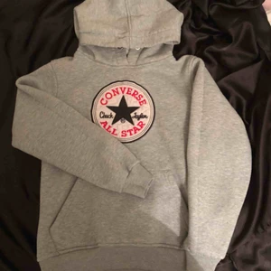  - Fin hoodie men hyfsad kvalité. Kund betalar frakt(: