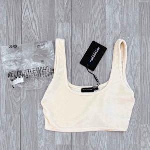  - Sammet topp från prettylittlething. Jättesnyggt till fest eller bara en vanlig topp ;) aldrig använd 