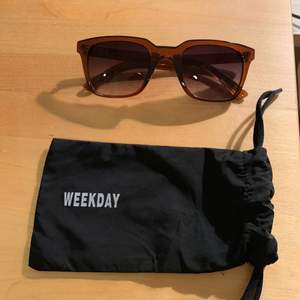 Solglasögon Accessoarer från Weekday | Köp begagnat på Plick