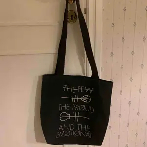 Twenty one Pilots tote jag. Sömmen har gått upp lite på ena sidan men annars är den i fint skick. Köpt på Redbubble. Frakt ingår men kan mötas upp i Karlskoga/Örebro. 