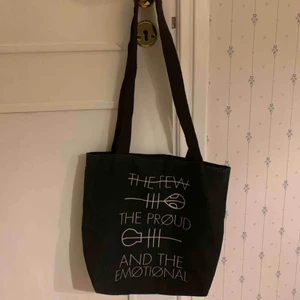  - Twenty one Pilots tote jag. Sömmen har gått upp lite på ena sidan men annars är den i fint skick. Köpt på Redbubble. Frakt ingår men kan mötas upp i Karlskoga/Örebro. 