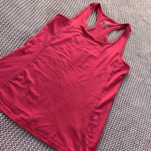  - Newbody träningslinne, som ny! Fin rosa färg!