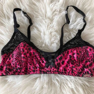  - Bygellösa bh:ar  Första: 80kr (aldrig använd)  Mitten: 40kr (använd enstaka gånger)  Sista: 80kr (knappt använd)  För mer bilder eller frågor kom privat