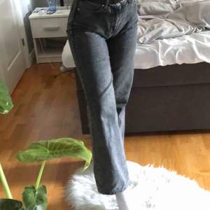 Intressekoll! Älskar dessa jeansen som heter Wide Leg från Junkyard men på grund av att dem gått sönder (se bild 3) vill jag köpa nya. Undrar om någon vill ta över dessa då jag inte har någon erfarenhet i att sy och fixa ihop dessa jeans. 