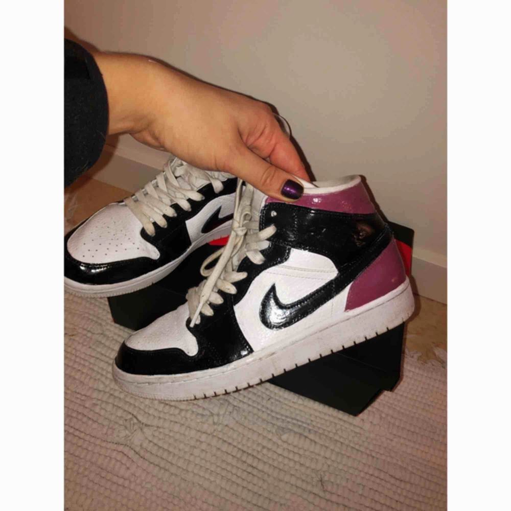 Customized Jordan 1 i strl 39. Gjorda av mitt ex med Angelus-färg o behöver därför vårdas bättre (kanske fyllas i?) än vanliga AJ1s då färgen kan ”crack” av användning. Använda 2 månader, lite smutsiga skosnören och på tyget. Köparen står för frakt :-) . Skor.