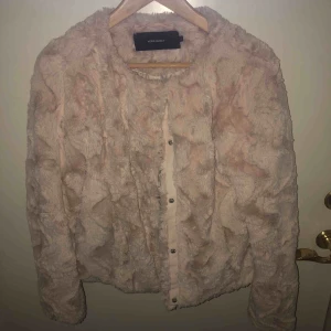  - Snygg fake fur jacket från vero moda. Använd ett fåtal gånger och i jättefint skick! Skulle säga att den passar en S också