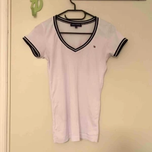  - Tommy H. t-shirt i mycket bra skick. Kan mötas i Enköping/Uppsala annars står köparen för frakten. Betalas med swish