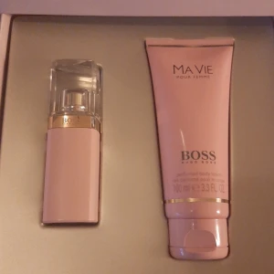Hugo Boss parfym & bodylotion - Ma Vie Pour Femme Hugo Boss parfym och bodylotion.   Parfymen har använts någon enstaka gång och lotionet endast öppnad och luktad på. Säljer då det inte är något jag kommer använda. 350kr för asken med båda produkter.