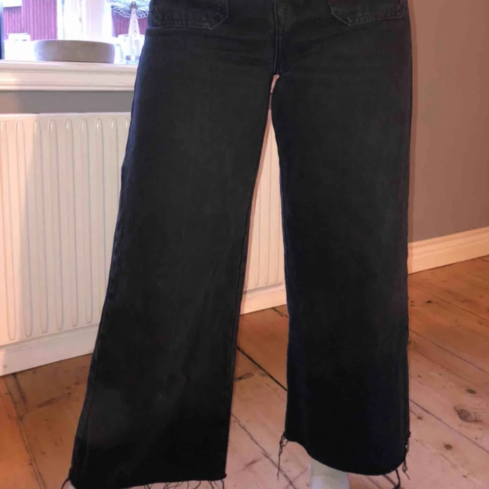 Svarta vidare jeans från Zara. Använda endast 2 gånger så i bra skick. Storlek 38. Priset är inklusive frakt. . Jeans & Byxor.