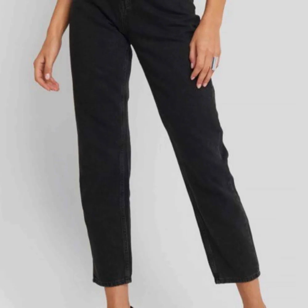 Ett par liknade svarta mom jeans fast från Zara. Säljer pågrund av ingen användning. 💗 kan både mötas upp och frakta.. Jeans & Byxor.