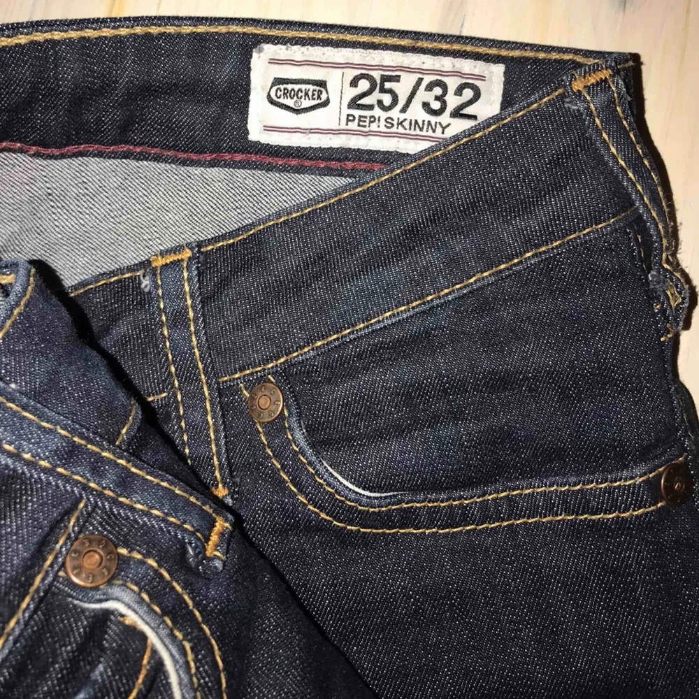 Snygga smala jeans från Crocker! Mörk tvätt i riktigt jeansmaterial. Normalhöga i midja och som nyskick! Storlek 25 i midja och 32 i längd i modellen pep skinny från crocker/jc💗. Jeans & Byxor.