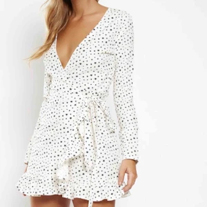  - En jättefin wrapdress med mörkblåa stjärnor från ett australiensiskt klädmärke! Aldrig använd pga att den är för liten för mig, jag är 168 cm och den är för kort för mig! Nypris var ca 550 kr! Frakt tillkommer 💫💫💫