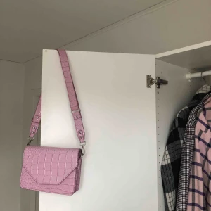  - Säljer min fina väska från Unlimit bags, ett danskt märke, eftersom jag tyvärr inte fått användning av den. Den är i nyskick och använd 2 gånger. Möts upp.