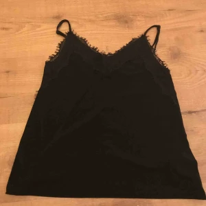  - Svart line med spetskant 