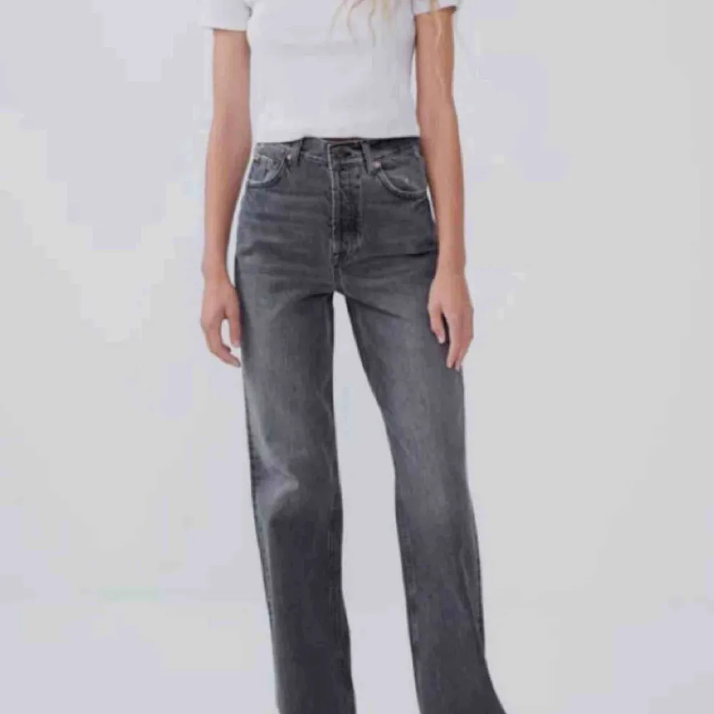 Söker dessa jeans från zara!!! Storlek 34 eller 36, gör gärna av er!!. Jeans & Byxor.