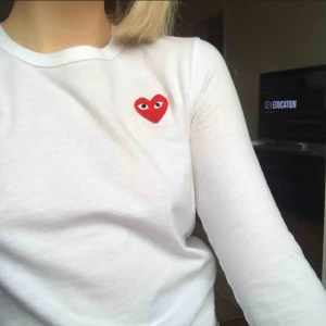  - Vit tröja från Comme des garcons. Använd ett fåtal gånger och används inte pga jag tycker den är liten i storleken. Frakten ingår inte i priset men kan ändras vid snabb affär 🌸