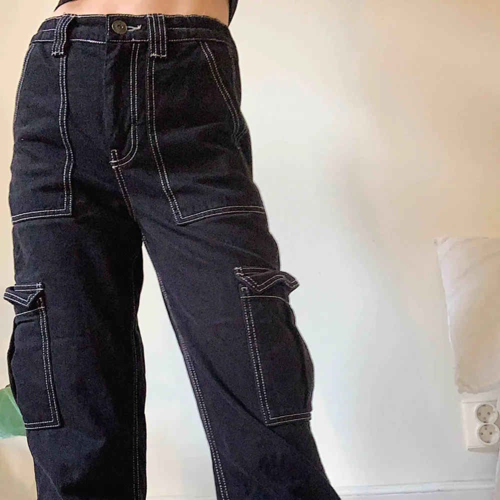 Såå fina work wear/cargobyxor i svart med vita sömmar!! Knappt använda, säljs fortf i butik💓. Jeans & Byxor.