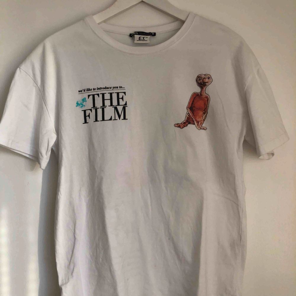 Tröja med E.T tryck från Zara. Cool till vardags och i bra skick. Köparen står för frakten! . T-shirts.