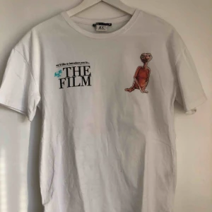  - Tröja med E.T tryck från Zara. Cool till vardags och i bra skick. Köparen står för frakten! 