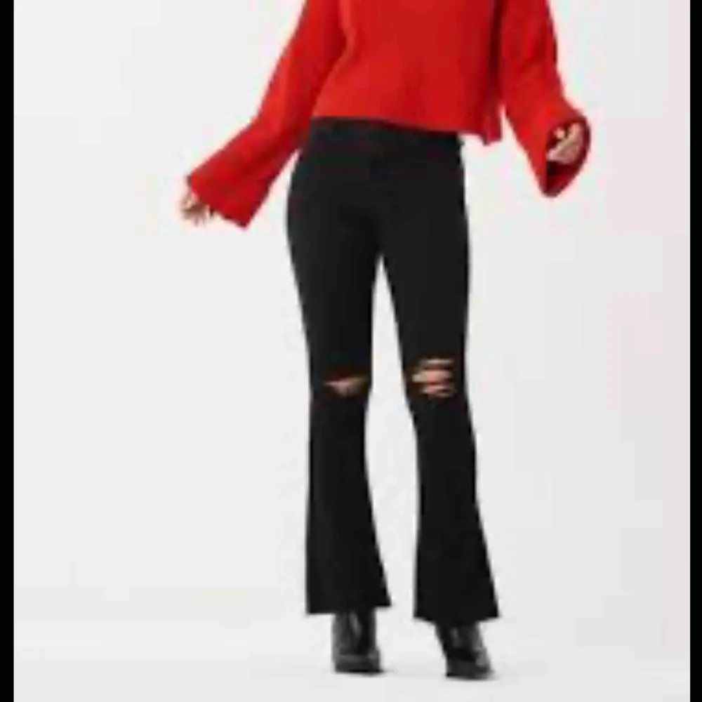 Natasha bootcut jeans från ginatricot. I fint skick, men är Uppsydda för att passa 160 cm. Säljer då det inte är min stil längre . Jeans & Byxor.