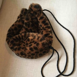  - Leopard väska som antingen kan användas som ryggsäck eller ha den som axelbandsväska! 