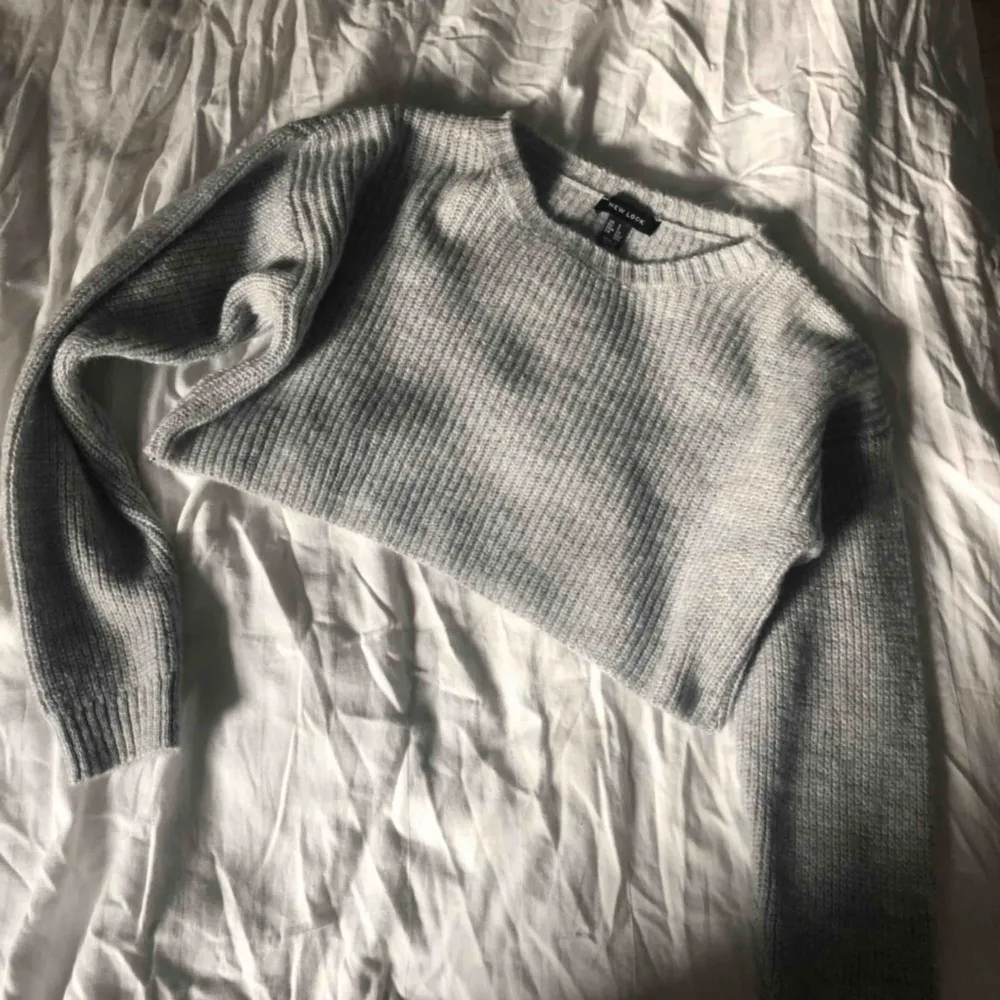 Jättesnygg cropped grå sweater från New Look köpt på Asos. . Stickat.