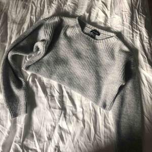 Jättesnygg cropped grå sweater från New Look köpt på Asos. 