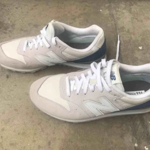 Mycket fina New Balance sneakers  - New Balance WL996BB. Mycket fint skick, använda endast en gång. 