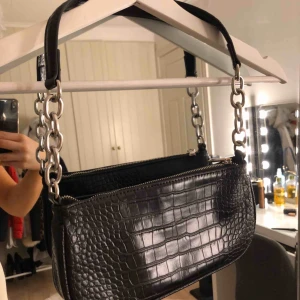  - Svart väska med silver