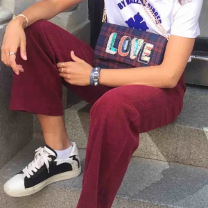  - Röda manchesterbyxor från Nelly i storlek 34. Passar mig som vanligtvis har storlek 36 i byxor.