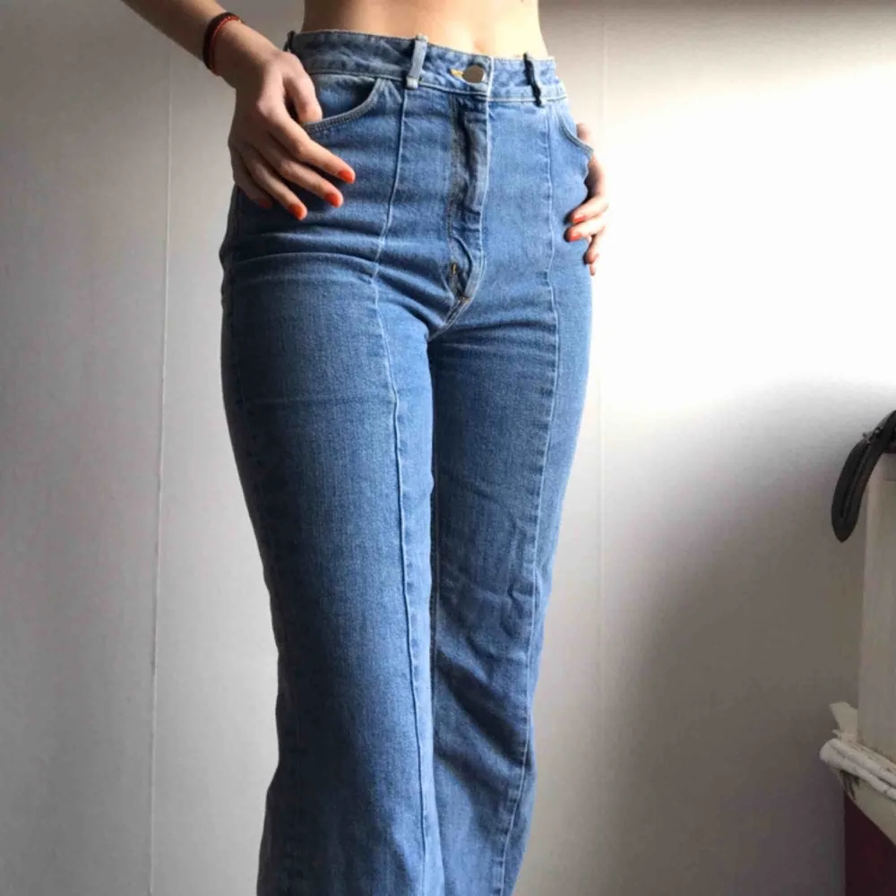 Högmidjade utsvängda blåa jeans med sömmar bak och fram på benen. Köpta på HMs kollektion från förra året, använt några gånger, bra skick! Orginalpris 499kr. Säljer dom för dom är för stora på mig men sitter bra i längden (är170cm) Möts i Stockholm . Jeans & Byxor.